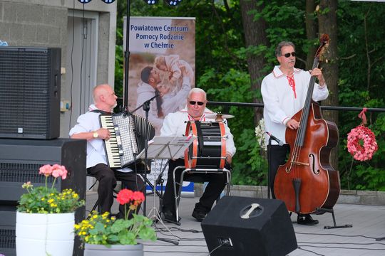 III Powiatowy Festiwal Piosenki Biesiadnej i Święto Rodzin Zastępczych w Nowinach [GALERIA ZDJĘĆ]