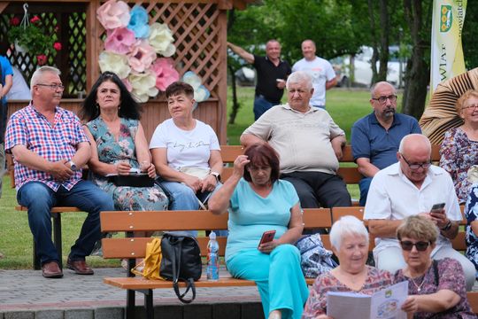 III Powiatowy Festiwal Piosenki Biesiadnej i Święto Rodzin Zastępczych w Nowinach [GALERIA ZDJĘĆ]