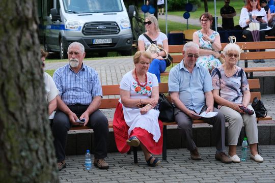 III Powiatowy Festiwal Piosenki Biesiadnej i Święto Rodzin Zastępczych w Nowinach [GALERIA ZDJĘĆ]