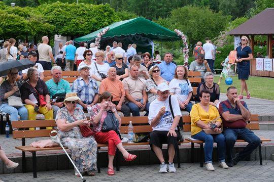 III Powiatowy Festiwal Piosenki Biesiadnej i Święto Rodzin Zastępczych w Nowinach [GALERIA ZDJĘĆ]