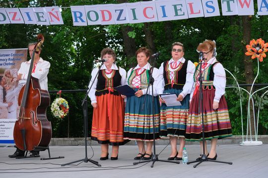 III Powiatowy Festiwal Piosenki Biesiadnej i Święto Rodzin Zastępczych w Nowinach [GALERIA ZDJĘĆ]