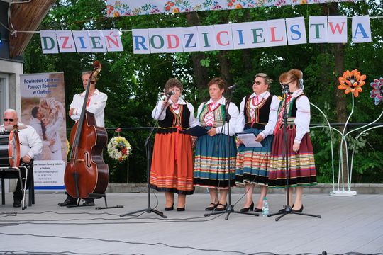 III Powiatowy Festiwal Piosenki Biesiadnej i Święto Rodzin Zastępczych w Nowinach [GALERIA ZDJĘĆ]