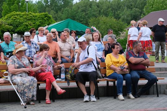 III Powiatowy Festiwal Piosenki Biesiadnej i Święto Rodzin Zastępczych w Nowinach [GALERIA ZDJĘĆ]