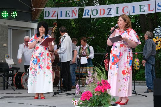 III Powiatowy Festiwal Piosenki Biesiadnej i Święto Rodzin Zastępczych w Nowinach [GALERIA ZDJĘĆ]