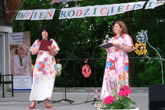 III Powiatowy Festiwal Piosenki Biesiadnej i Święto Rodzin Zastępczych w Nowinach [GALERIA ZDJĘĆ]