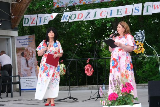 III Powiatowy Festiwal Piosenki Biesiadnej i Święto Rodzin Zastępczych w Nowinach [GALERIA ZDJĘĆ]