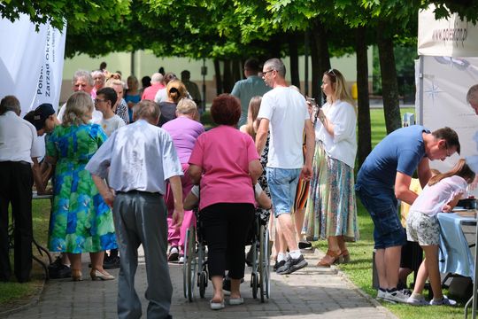 III Powiatowy Festiwal Piosenki Biesiadnej i Święto Rodzin Zastępczych w Nowinach [GALERIA ZDJĘĆ]