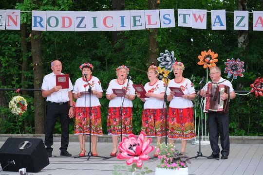 III Powiatowy Festiwal Piosenki Biesiadnej i Święto Rodzin Zastępczych w Nowinach [GALERIA ZDJĘĆ]
