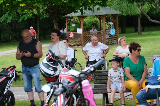 III Powiatowy Festiwal Piosenki Biesiadnej i Święto Rodzin Zastępczych w Nowinach [GALERIA ZDJĘĆ]