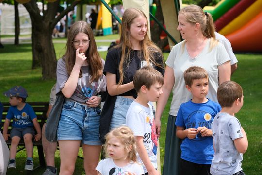 III Powiatowy Festiwal Piosenki Biesiadnej i Święto Rodzin Zastępczych w Nowinach [GALERIA ZDJĘĆ]