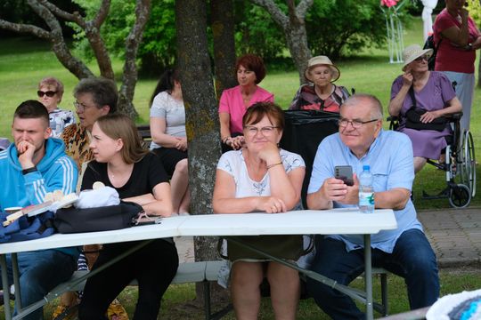III Powiatowy Festiwal Piosenki Biesiadnej i Święto Rodzin Zastępczych w Nowinach [GALERIA ZDJĘĆ]