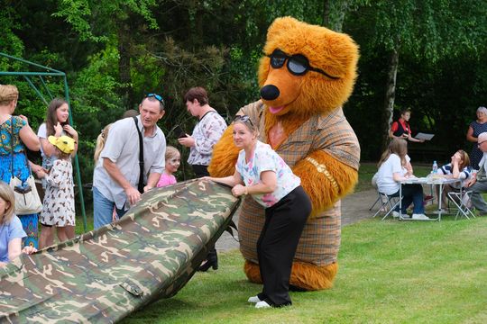 III Powiatowy Festiwal Piosenki Biesiadnej i Święto Rodzin Zastępczych w Nowinach [GALERIA ZDJĘĆ]