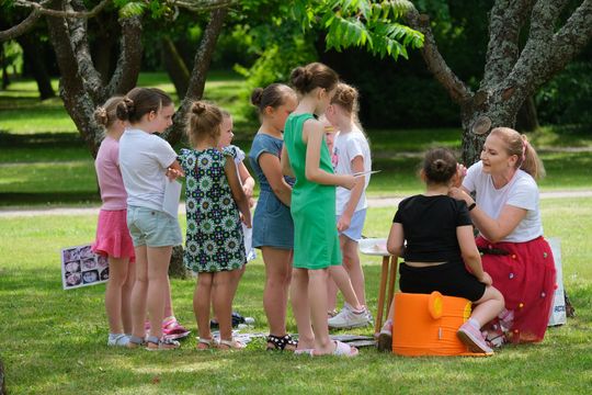 III Powiatowy Festiwal Piosenki Biesiadnej i Święto Rodzin Zastępczych w Nowinach [GALERIA ZDJĘĆ]