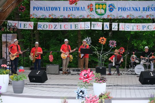 III Powiatowy Festiwal Piosenki Biesiadnej i Święto Rodzin Zastępczych w Nowinach [GALERIA ZDJĘĆ]