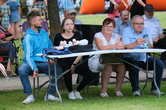 III Powiatowy Festiwal Piosenki Biesiadnej i Święto Rodzin Zastępczych w Nowinach [GALERIA ZDJĘĆ]