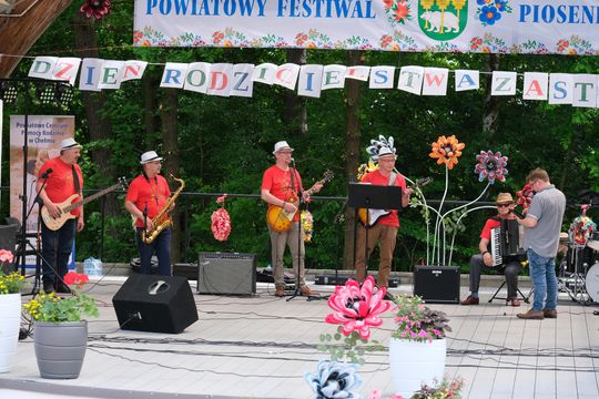 III Powiatowy Festiwal Piosenki Biesiadnej i Święto Rodzin Zastępczych w Nowinach [GALERIA ZDJĘĆ]