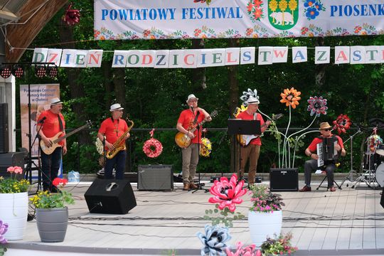 III Powiatowy Festiwal Piosenki Biesiadnej i Święto Rodzin Zastępczych w Nowinach [GALERIA ZDJĘĆ]