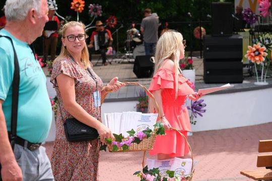 III Powiatowy Festiwal Piosenki Biesiadnej i Święto Rodzin Zastępczych w Nowinach [GALERIA ZDJĘĆ]