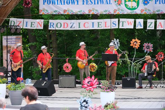 III Powiatowy Festiwal Piosenki Biesiadnej i Święto Rodzin Zastępczych w Nowinach [GALERIA ZDJĘĆ]