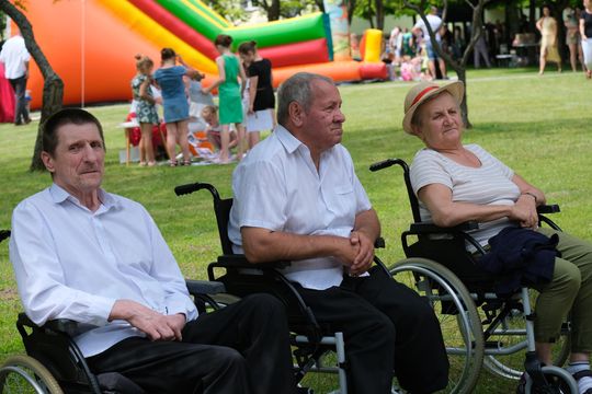 III Powiatowy Festiwal Piosenki Biesiadnej i Święto Rodzin Zastępczych w Nowinach [GALERIA ZDJĘĆ]