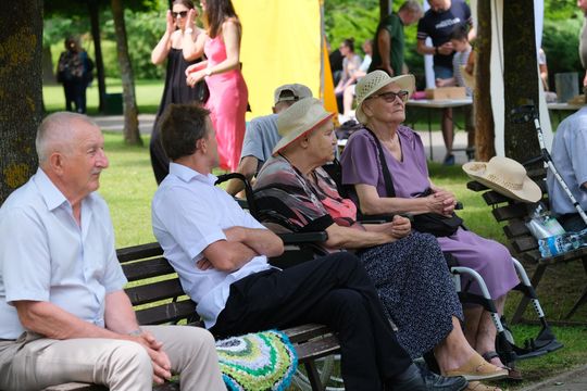 III Powiatowy Festiwal Piosenki Biesiadnej i Święto Rodzin Zastępczych w Nowinach [GALERIA ZDJĘĆ]