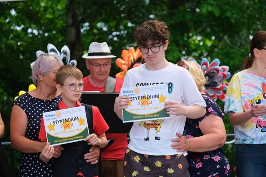 III Powiatowy Festiwal Piosenki Biesiadnej i Święto Rodzin Zastępczych w Nowinach [GALERIA ZDJĘĆ]