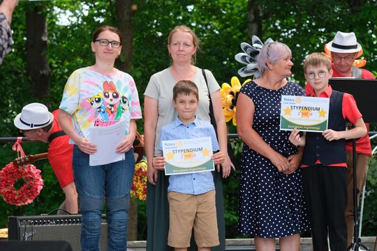 III Powiatowy Festiwal Piosenki Biesiadnej i Święto Rodzin Zastępczych w Nowinach [GALERIA ZDJĘĆ]