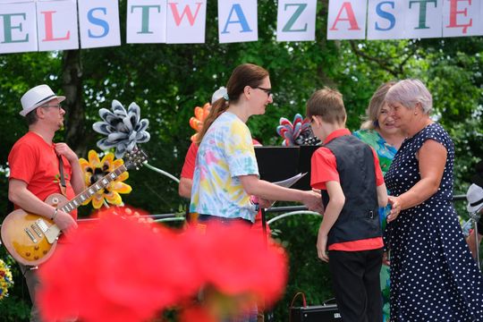 III Powiatowy Festiwal Piosenki Biesiadnej i Święto Rodzin Zastępczych w Nowinach [GALERIA ZDJĘĆ]