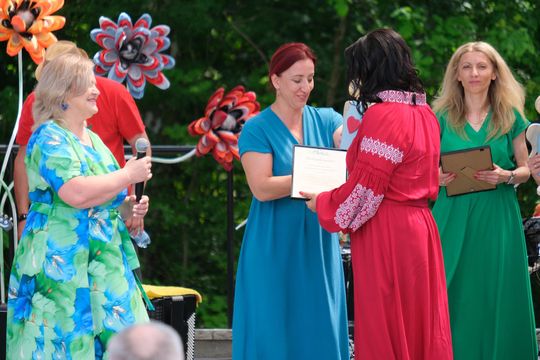 III Powiatowy Festiwal Piosenki Biesiadnej i Święto Rodzin Zastępczych w Nowinach [GALERIA ZDJĘĆ]