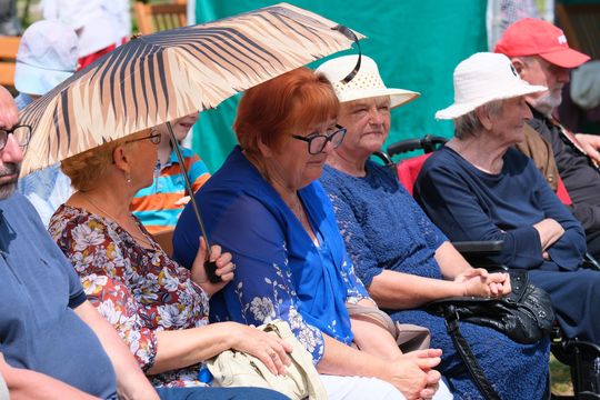III Powiatowy Festiwal Piosenki Biesiadnej i Święto Rodzin Zastępczych w Nowinach [GALERIA ZDJĘĆ]