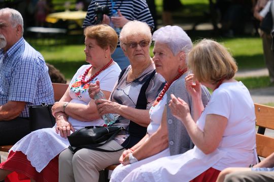 III Powiatowy Festiwal Piosenki Biesiadnej i Święto Rodzin Zastępczych w Nowinach [GALERIA ZDJĘĆ]