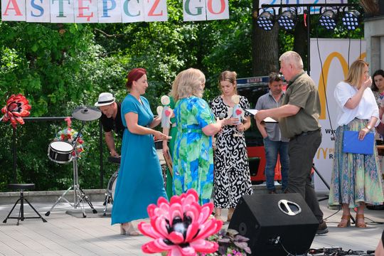 III Powiatowy Festiwal Piosenki Biesiadnej i Święto Rodzin Zastępczych w Nowinach [GALERIA ZDJĘĆ]