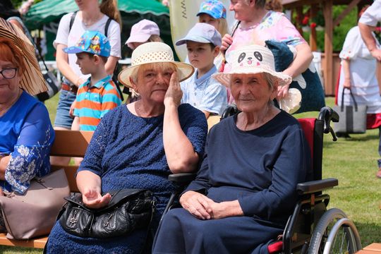 III Powiatowy Festiwal Piosenki Biesiadnej i Święto Rodzin Zastępczych w Nowinach [GALERIA ZDJĘĆ]