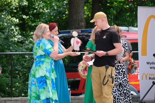 III Powiatowy Festiwal Piosenki Biesiadnej i Święto Rodzin Zastępczych w Nowinach [GALERIA ZDJĘĆ]