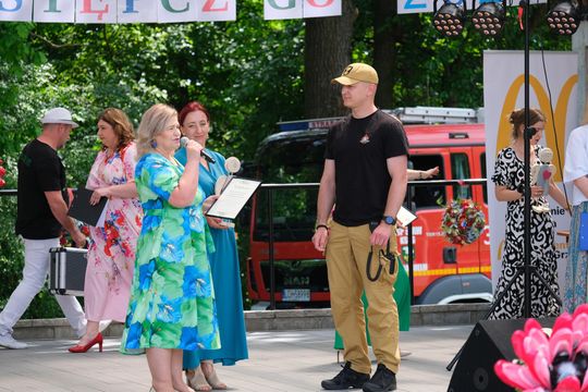 III Powiatowy Festiwal Piosenki Biesiadnej i Święto Rodzin Zastępczych w Nowinach [GALERIA ZDJĘĆ]