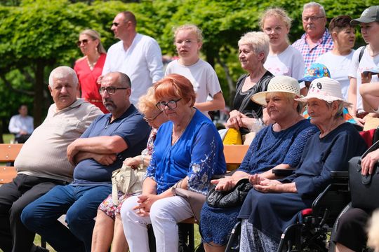 III Powiatowy Festiwal Piosenki Biesiadnej i Święto Rodzin Zastępczych w Nowinach [GALERIA ZDJĘĆ]
