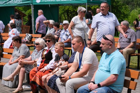 III Powiatowy Festiwal Piosenki Biesiadnej i Święto Rodzin Zastępczych w Nowinach [GALERIA ZDJĘĆ]