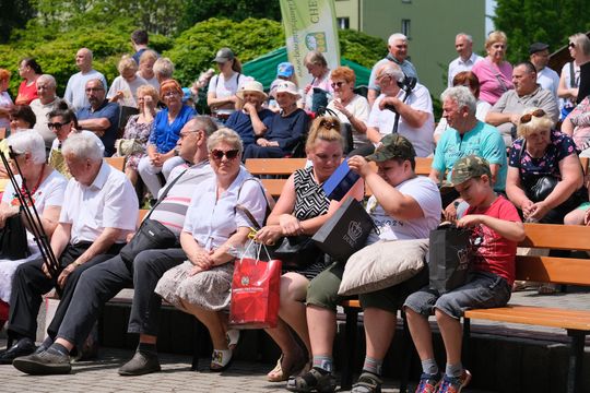 III Powiatowy Festiwal Piosenki Biesiadnej i Święto Rodzin Zastępczych w Nowinach [GALERIA ZDJĘĆ]