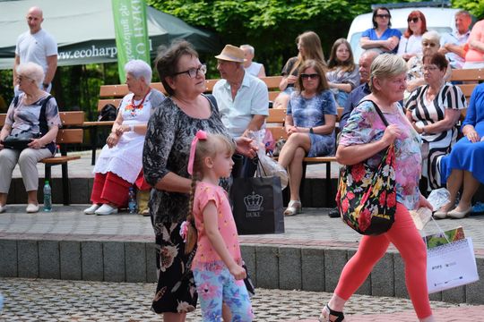 III Powiatowy Festiwal Piosenki Biesiadnej i Święto Rodzin Zastępczych w Nowinach [GALERIA ZDJĘĆ]