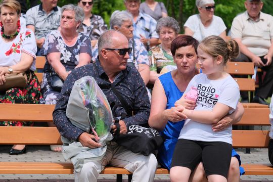 III Powiatowy Festiwal Piosenki Biesiadnej i Święto Rodzin Zastępczych w Nowinach [GALERIA ZDJĘĆ]