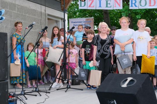 III Powiatowy Festiwal Piosenki Biesiadnej i Święto Rodzin Zastępczych w Nowinach [GALERIA ZDJĘĆ]