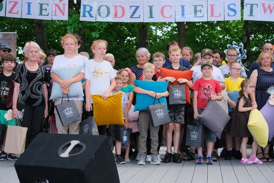 III Powiatowy Festiwal Piosenki Biesiadnej i Święto Rodzin Zastępczych w Nowinach [GALERIA ZDJĘĆ]