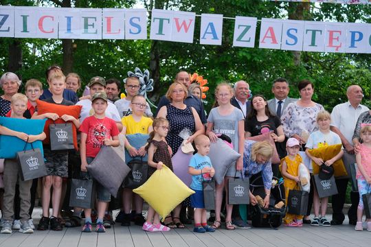 III Powiatowy Festiwal Piosenki Biesiadnej i Święto Rodzin Zastępczych w Nowinach [GALERIA ZDJĘĆ]