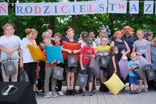 III Powiatowy Festiwal Piosenki Biesiadnej i Święto Rodzin Zastępczych w Nowinach [GALERIA ZDJĘĆ]