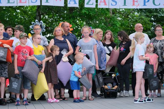 III Powiatowy Festiwal Piosenki Biesiadnej i Święto Rodzin Zastępczych w Nowinach [GALERIA ZDJĘĆ]