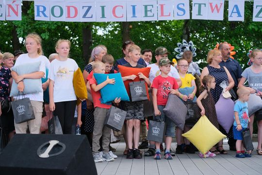 III Powiatowy Festiwal Piosenki Biesiadnej i Święto Rodzin Zastępczych w Nowinach [GALERIA ZDJĘĆ]