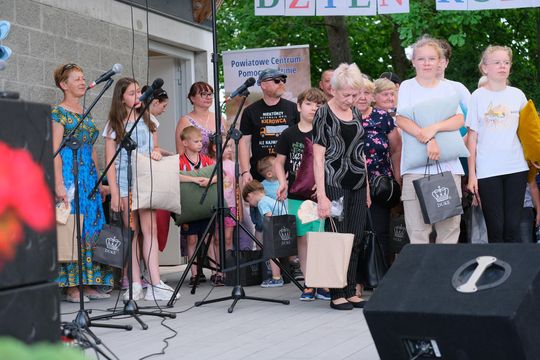III Powiatowy Festiwal Piosenki Biesiadnej i Święto Rodzin Zastępczych w Nowinach [GALERIA ZDJĘĆ]