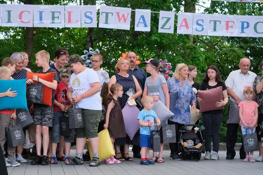 III Powiatowy Festiwal Piosenki Biesiadnej i Święto Rodzin Zastępczych w Nowinach [GALERIA ZDJĘĆ]
