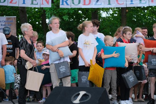 III Powiatowy Festiwal Piosenki Biesiadnej i Święto Rodzin Zastępczych w Nowinach [GALERIA ZDJĘĆ]