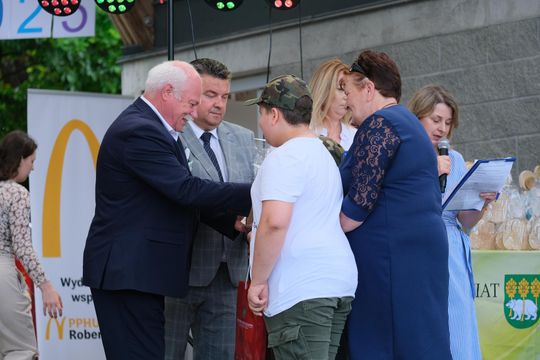 III Powiatowy Festiwal Piosenki Biesiadnej i Święto Rodzin Zastępczych w Nowinach [GALERIA ZDJĘĆ]